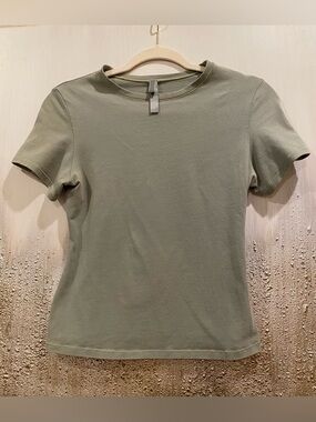 SKIMS Cotton Jersey Short Sleeve Fitted T-Shirt - In Shade Mineral (Size M)